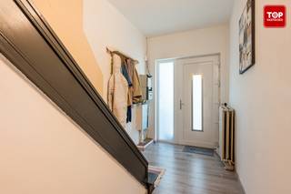 Deze karaktervolle halfopen woning is gelegen in een rustige straat, op slechts enkele minuten wandel- en fietsafstand van supermarkten, buurtwinkels, openbaar vervoer en een basisschool. <br /><br />Via de ruime inkomhal komt u in de lichtrijke woonkamer met open keuken.<br />Vanuit de woonkamers heeft u toegang tot de tuin, kelder en aparte berging/wasplaats<br /><br />Op de eerste verdieping bevinden zich 2 ruime slaapkamers en de badkamer.<br />De bovenste verdieping is toegankelijk via een vaste trap en biedt nog 1 grote slaapkamer en extra kamer die kan ingericht worden als bureaukamer of als zolderopslag.<br /><br />Als troef is er de aparte garage.<br /><br />Wees er snel bij en contacteer Top Vastgoed voor een bezoek op 0475 700 700.