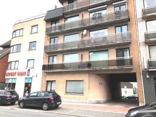 Investeringsappartement met 3 slaapkamers, private gemeenschappelijke parkeerplaatsen op een goede ligging te Harelbeke - er kan een ondergrondse parking worden bijgekocht voor 15.000 euro - te koop via EXPERT-IMMO - EPC : 419 kWh/m² - UC : 2171529 - Vrij : bij akte - Verwarming elektrisch via accumulatie. Geen beschermd monument, niet op inventaris, Vergunning uitgereikt, Woongebied, Geen dagvaarding uitgebracht, Geen voorkooprecht ruimtelijke ordening aanwezig, Geen Verkavelingsvergunning, geen overstromingsgebied, niet gelegen in afgebakend oevergebied. Bel Stefan - 056/705262