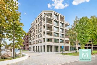 <p><span>Nieuwbouw appartement (Bijna Energie Neutraal) op een toplocatie in Mechelen</span></p><p><span>Op zoek naar een appartement gelegen op een toplocatie in Mechelen? Wel dit appartement is gelegen vlakbij het centraal station, de Leuvense Vaart en op wandelafstand van het centrum van Mechelen!</span></p><p><span>U komt binnen in de inkomhal met apart gastentoilet en een handige (was)berging. Hier heeft u ook ruimte genoeg om een vestiairehoek te creëren.</span></p><p><span>Van hieruit komt u in de grote leefruimte, die enorm veel lichtinval kent omwille van de grote raampartijen. Vanuit de woonkamer heeft u ook toegang tot een zeer ruim terras, waar u heerlijk kan vertoeven na een lange (werk)dag.</span></p><p><span>Naast de woonkamer bevindt zich een aparte ruimte waar u, met uitzicht op de vaart heerlijk kan telewerken of een hobbyruimte kan maken.</span></p><p><span>U beschikt met dit appartement over een open keuken, waar u geniet van alle comfort om een lekkere en gezonde maaltijd te bereiden.</span></p><p><span>Via de nachthal bereikt u 2 ruime slaapkamers en een badkamer met inloop douche, bad en lavabomeubel met dubbele lavabo.</span></p><p><span>U beschikt met dit appartement ook nog over een ruime kelderberging.</span></p><p><span>De auto kan u parkeren in de ondergrondse parking (2 stuks), die u dient bij te kopen voor 25000 euro.</span></p><p><span>De fiets kan u ook makkelijk kwijt in de diverse ondergrondse en afgesloten fietsenstallingen.</span></p><p><span>Op en top nieuwbouw wonen in het centrum van de bruisende stad Mechelen, op een toplocatie en toch met een vlotte verbinding naar Antwerpen-Brussel-Leuven?</span></p><p><span>Bel of mail ons en maak een afspraak voor meer info of een bezoek! (info@demakelaardij.be of 015/20.20.82)</span></p>