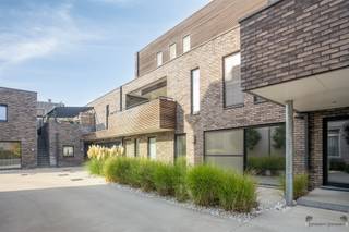 <p><span>Appartement confortable, perle à l'état neuf Vie tranquille sur un domaine privé en ville</span></p><p><span>Vous êtes à la recherche d'un appartement prêt à l'emploi où la tranquillité, le confort et l'emplacement se conjuguent parfaitement ? Cet appartement spacieux de 80 m² est ce qu'il vous faut.</span></p><p><span>Situé dans un domaine privé, vous y vivrez en toute tranquillité au cœur de la ville. Pas de circulation, pas de foule, juste de l'intimité, de la verdure et du confort.</span></p><p><span>En entrant, vous remarquerez immédiatement l'espace et la lumière. L'espace de vie est agréablement spacieux et est en contact direct avec la terrasse accueillante, idéale pour se détendre. Vous trouverez ensuite une cuisine entièrement équipée avec tout ce dont vous avez besoin pour commencer à travailler.</span></p><p><span>L'appartement, situé au premier étage, dispose de deux chambres spacieuses, d'une salle de bains moderne, de toilettes séparées et d'un espace de rangement pratique. L'appartement est accompagné d'un grand garage pouvant accueillir une voiture et d'un autre grand espace pour d'autres options de stockage. </span></p><p><span>Les avantages en un coup d'œil :</span></p><ul><li><span>80 m² de surface totale</span></li><li><span>Rez-de-chaussée et sans obstacle</span></li><li><span>2 chambres à coucher</span></li><li><span>Salon confortable avec terrasse attenante</span></li><li><span>Cuisine entièrement équipée</span></li><li><span>Salle de bains et toilettes séparées</span></li><li><span>Label énergétique favorable : chauffage par le sol, ventilation</span></li><li><span>Prêt à emménager et parfaitement entretenu</span></li></ul><p><span>En résumé, cet appartement offre tout ce qu'il faut pour ceux qui souhaitent vivre dans le confort, la sécurité et la tranquillité, tout en ayant la ville à portée de main. C'est une opportunité à ne pas manquer.</span></p><p><span>Venez la découvrir par vous-même. Planifiez votre visite rapidement !</span></p><p><span> </span></p>