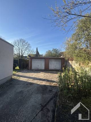 <p>Deze projectgrond in het centrum van Ranst, is geschikt voor het zetten van 3 units. Wel is het zo dat er een erfdienstbaarheid ten voordele van de buurman dient gegeven te worden. Op het gelijkvloers kan er gewerkt worden met een doorgang naar de parkeerplaatsen, en op de eerste en tweede verdieping mag de volledige breedte overbrugd worden. De perceeloppervlakte bedraagt 475m2, en er staat op dit ogenblik nog een garage op het perceel. Voor meer info: 0479/9 34 34 9 (Kristof)</p>