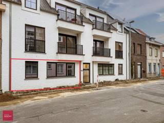 Instapklaar gelijkvloers appartement  in doodlopend straatdeel. Met leefruimte, ingerichte keuken, grote berging, slaapkamer, badkamer en...