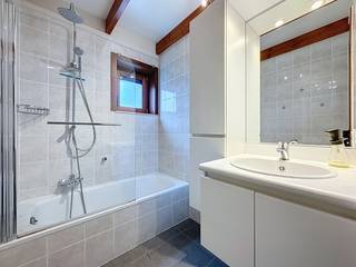 Vakantiewoning gelegen, in een groene en rustige omgeving in het domein Nieuwendamme op wandelafstand van de jachthaven en het openbaar vervoer van Nieuwpoort-Stad.<br />De woning omvat een inkomhal met apart toilet en een badkamer met ligbad en dubbele lavabo. De lichtrijke leefruimte met open, volledig uitgeruste keuken geeft rechtstreeks toegang tot de zuidgerichte tuin met terras.<br />Verder beschikt de woning over twee slaapkamers en een extra slaaphoek. Inclusief private parkeerplaats, met mogelijkheid tot aankoop van een tweede staanplaats.<br />Gelegen in een verzorgd domein met gemeenschappelijk zwembad en speeltuin, perfect voor zowel eigen gebruik als familieverblijf.
