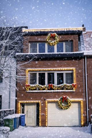 Gelegen aan de rand van het bruisende centrum van Brasschaat vindt u deze ruime gezinswoning met een bewoonbare oppervlakte van + 200 m². Met de perfecte ligging nabij invalswegen, natuurgebieden, scholen en openbaar vervoer is dit de ideale plek voor iedereen die waarde hecht aan zowel rust als bereikbaarheid.<br /><br />Deze energievriendelijke woning biedt, ondanks enkele afwerkingspunten, een ideale combinatie van comfort en duurzame materialen en omvat volgende indeling;<br />- Gelijkvloers - <br />Bij binnenkomst wordt u verwelkomd in de hal met gastentoilet, die leidt naar een royale garage met automatische poort. Deze verdieping herbergt tevens een hobbyruimte of bureau, ideaal voor thuiswerk, en twee slaapkamers. <br /><br />- 1e Verdieping: -<br />De eerste verdieping is het hart van de woning, met een royale woonkamer van 34 m² die is voorzien van een stijlvolle visgraatparket en een sfeervolle pelletkachel. De vernieuwde, ruime leefkeuken is een waar hoogtepunt van deze woning. Grote ramen en dakkoepels zorgen voor een overvloed aan natuurlijk licht . De keuken is volledig uitgerust met hoogwaardige apparaten en beschikt over een kookeiland en een eethoek. Bovendien heeft u vanuit de keuken toegang tot het boventerras, dat via een vaste trap toegang geeft met de achtertuin.<br /><br />Op de tweede verdieping bevinden zich twee slaapkamers (+/- 9 en 20 m²) en de te moderniseren badkamer uitgerust met een ligbad, douche, toilet en lavabomeubel. <br /><br />De achtertuin is volledig omheind, voorzien van een tuinberging en biedt een oase van rust, omringd door groen.<br /><br />Hoewel de woning reeds in 2023 is gerenoveerd, zijn er enkele opfrissingpunten die u naar eigen inzicht kunt aanpakken om de woning helemaal naar uw smaak te maken. <br />Door de recente energetische en kwalitatieve vernieuwingen beschikt deze woning over volgende troeven; <br /><br />- Elektriciteit conform de laatste normen<br />- Nieuwe zonnepanelen (2023) <br />- Vernieuwd en geïsoleerd dak<br />- Een moderne, condenserende verwarmingsinstallatie<br />- Rolluiken <br />EPC score B - 106 kwh/m² <br /><br />Overtuig uzelf tijdens een bezoek ter plaatse!!!