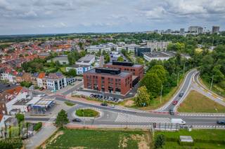 <strong>Showroom/ atelier </strong>met een totale oppervlakte van<strong> 243 m²</strong> en een <strong>kantoor</strong> van <strong>121 m².</strong><br />Dankzij de uitzonderlijke ligging aan de <strong>E40,</strong> afrit 9 Jette, is dit businesspark perfect bereikbaar met de wagen en geniet het van een sterke zichtlocatie langs de <strong>N290.</strong><br /><br />Het pand wordt casco opgeleverd, zodat het volledig op maat kan worden ingericht en perfect aansluit bij de specifieke wensen en behoeften van de gebruiker. Ideaal voor kantoren, al dan niet in combinatie met showroom, opslag of atelier. Volledig aanpasbaar aan jouw bedrijfsnoden.<br /><br />De gebouwen zijn ontworpen met het oog op de toekomst en uitgerust met hoogwaardige isolatie. Ze zijn voorbereid voor zonnepanelen, warmtepompen en laadinfrastructuur en worden afgewerkt met groendaken. Dankzij de grote raampartijen zijn de kantoren bovendien licht en aangenaam om in te werken, daarnaast zijn de sanitaire voorzieningen volledig vernieuwd en operationeel.<br /><br />Het terrein wordt maximaal onthard en voorzien van waterbuffering en een geavanceerd waterrecuperatiesysteem.<br /><br />Bovendien zijn er <strong>4 privatieve parkeerplaatsen</strong> beschikbaar, met de mogelijkheid om elektrische laadpunten te installeren. Daarnaast is er een binnen fietsenstalling aanwezig. Onmiddellijk beschikbaar! <br /><br />Contacteer <strong>PANORAMA B2B</strong> voor meer inlichtingen of een vrijblijvend plaatsbezoek via <strong>0477 09 00 09.</strong>