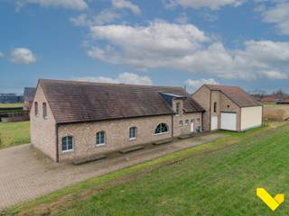 Zeer ruime karaktervolle woning met landelijk uitzicht.Deze rustig gelegen woning op een royaal perceel van 26a12ca kan uw droom van ruim wonen...