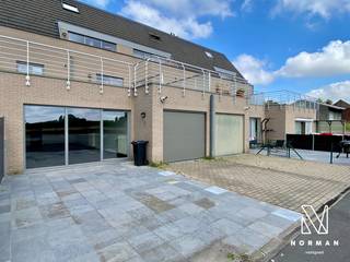 Dit gelijkvloers appartement is gelegen in het centrum van Bavikhove en werd recent volledig gerenoveerd.<br />De inkomhal biedt toegang naar het afzonderlijk toilet, 2 ruime slaapkamers, vernieuwde badkamer en leefruimte.<br />De badkamer is voorzien van combinatie bad-douche en dubbele lavabo en is daarbij heel ruim te noemen!<br />Verder hebben we de grote lichtrijke leefruimte met zicht op het zonneterras. De keuken is volledig vernieuwd en volledig geïnstalleerd. Achter de keuken is er nog een praktische berging met aansluiting voor wasmachine. Absolute troef is de inpandige garage gelegen achter de berging.<br />Huurprijs is maandelijks te verhogen met 50 euro syndicuskosten.<br /><br />Pluspunten:<br />- recente renovatie<br />- gelijkvloers wonen!<br />- centrum ligging<br />- gunstig EPC label B<br /><br />Interesse? Geef ons snel een seintje op het nummer 056 25 26 19 voor en bezoek ter plaatse.