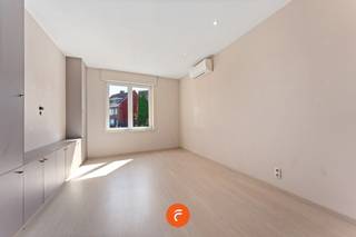 Perfect onderhouden woning , rustig gelegen vlakbij het centrum van Lauwe. Het huis omvat een inkomhal, lichtrijke woonkamer en (vernieuwde)...