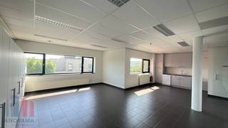 Espace de bureaux prêt à l’emploi de 120 m² à louer dans un excellent emplacement à Geel. Grâce à sa situation stratégique à proximité d’importants axes routiers tels que l’E313 et le ring de Geel, vous bénéficiez d’une excellente accessibilité vers Anvers, Hasselt et les régions environnantes. Le site se trouve également dans un environnement professionnel dynamique offrant une excellente mobilité.<br /><br />L’espace de bureaux est situé au premier étage et a été aménagé avec des finitions de qualité, alliant confort et fonctionnalité. Les élégantes cloisons vitrées garantissent une luminosité maximale et créent une sensation d’espace agréable, ouverte et lumineuse. L’espace dispose également de plusieurs salles de réunion, de bureaux séparés, d’un espace repas avec kitchenette entièrement équipée comprenant un lave-vaisselle, d’un espace de rangement pratique ainsi que d’une agréable terrasse offrant un confort supplémentaire aux collaborateurs et aux visiteurs.<br /><br />Le bureau est équipé de double vitrage et d’un éclairage LED écoénergétique, contribuant à un environnement de travail confortable et professionnel. En outre, le bâtiment offre une flexibilité supplémentaire grâce à la possibilité de louer des salles de réunion additionnelles ainsi qu’un espace de stockage en sous-sol supplémentaire.<br /><br />Le site dispose également de nombreuses places de parking pour les collaborateurs et les visiteurs. Une solution idéale pour les entreprises à la recherche d’un environnement de travail représentatif, professionnel et prêt à l’emploi. Disponible immédiatement !<br /><br />Contactez PANORAMA B2B pour plus d’informations, des plans ou une visite sans engagement : 011.220.500