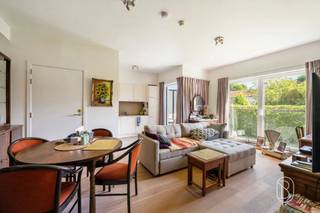 <p>Moderne assistentieflat met terras in een comfortabele residentie met ondersteuning op maat! Deze verzorgde assistentieflat van 63 m² combineert zelfstandig wonen met extra gemoedsrust dankzij de aanwezigheid van een woonassistent. Gelegen in een moderne residentie uit 2016, geniet u hier van alle comfort in een veilige en aangename omgeving, dicht bij winkels, openbaar vervoer en andere voorzieningen. <br /><br />INDELING:<br />Inkomhal, lichtrijke leefruimte met volledig geïnstalleerde open keuken, praktische wasplaats/berging, ruime slaapkamer van 13,29 m², comfortabele badkamer met alle voorzieningen en een apart toilet. Daarnaast beschikt het appartement over een aangenaam terras/balkon en een private kelderberging.<br /><br />De residentie richt zich op personen die zelfstandig kunnen wonen, met ondersteuning binnen handbereik indien nodig. Een woonassistent is 6 dagen op 7 aanwezig en staat in contact met diverse zorgverleners om bewoners naar de juiste hulpverlening te begeleiden.<br /><br />Voor wie is dit pand ideaal?<br />♦ Voor 65-plussers of personen met een zorgnood die zelfstandig willen blijven wonen.<br />♦ Voor investeerders die op zoek zijn naar een zorgvastgoedbelegging met verhuurmogelijkheden.<br />♦ Voor wie comfort, veiligheid en ondersteuning wil combineren in een moderne woonomgeving.<br /><br />Extra troeven:<br />✔ EPC-label A<br />✔ Lift aanwezig<br />✔ Private kelderberging<br />✔ Mogelijkheid tot het huren van een parkeerplaats<br />✔ Moderne residentie gebouwd in 2016<br /><br />Bezoek na afspraak met Immo Beguin: info@immobeguin.be</p>