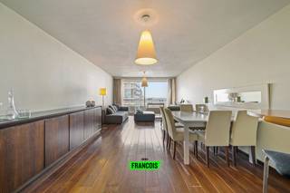 Dit ruim tweeslaapkamerappartement bevindt zich op de perfecte locatie te Oostende. U bereikt in een handomdraai het centrum en heeft een vlotte verbinding met de omliggende gemeenten. Daarenboven bevinden het strand en de dijk zich op enkele passen van het appartement. U geniet heel de dag door van het zeezicht vanuit de ruime leefkamer met aansluitend terras. Verder is er hier nog plek voor een eethoek en keuken. <br /><br />Achterin het appartement is er een badkamer, berging en apart toilet. Er zijn twee volwaardige slaapkamers aanwezig alsook een derde, polyvalente kamer. U heeft hier aan de achterzijde een riant terras. Vanop dit terras geniet u van een fenomenaal en wijds zicht over de golf van Oostende. <br /><br />Tot slot is er een ruime fietsenstalling aanwezig in het gebouw. <br /><br />Bent u op zoek naar de perfecte uitvalsbasis aan de kust? <br /><br />Aarzel dan niet en neem contact op voor meer info of een afspraak! <br /><br />