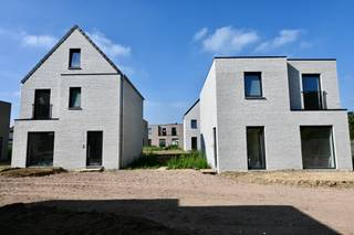 Nieuwbouwwoning in centrum Broechem met 3 slaapkamers !Indeling : Inkomhal , apart toilet , woonkamer met open keuken , berging .Verdiep : Nachthal ,...