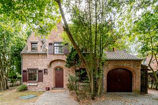 n style=&quot;font-family: Calibri, sans-serif; font-size: 11pt;&quot;&gt;Deze charmante ruime villa is uniek gelegen, residentieel en rustig,...