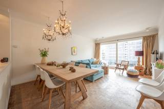 <strong>Gezellig appartement met zonnig terras en zeezicht op toplocatie in Knokke</strong><br /><br />Dit charmante appartement is ideaal gelegen aan het Lichttorenplein vlakbij de winkels en het strand.<br />indeling: Inkomhal met vestiaire en gastentoilet, uitgeruste keuken uitgevend op de lichtrijke leefruimte die uitgeeft op het zonnige terras met zijdelings zeezicht. 2 slaapkamers waarvan 1 met ingebouwde kasten en en-suite douchekamer. Praktische opbergruimte in het appartement en fietsenberging aanwezig in de residentie.<br /><br />EPC: 277 kWh/m²/jaar - UC: 3578467-RES-1