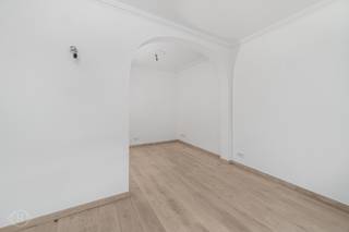 Met plezier presenteren wij deze charmante studio op de derde verdieping van Parijsstraat 3, gelegen op de hoek met de Brusselsestraat en midden in het levendige stadscentrum van Leuven. De hippe Parijsstraat biedt een uitstekende ligging met tal van horecazaken, Delhaize, ambachtelijke winkels zoals slagerij Rondou en viswinkel De Walvis, en de gezellige zaterdagmarkt vlakbij. De studio bevindt zich in een prachtig recent gerenoveerd gebouw met lift en beschikt over 31 m² woonoppervlakte. Binnen combineert de studio een authentieke uitstraling met hedendaags comfort, met een aangename leefruimte met parketvloer en plafondventilatoren met afstandsbediening. De moderne keuken is uitgerust met vier kookvuren, een combimicrogolfoven en een koelkast met vriesvak. Verder beschikt de studio over een authentieke badkamer en extra opbergruimte in de kelder via een afsluitbare kast met sleutel. De studio heeft EPC-label C (232 kWh/m²/jaar). De huurprijs bedraagt €850 per maand, aangevuld met €110 maandelijkse kosten voor onder meer het onderhoud van de lift, het wassen van de ramen en het onderhoud en kuisen van de gemeenschappelijke delen. Alle nutsvoorzieningen dienen afzonderlijk te worden afgesloten. Op ongeveer 150 meter is er bovendien de mogelijkheid om een parkeerplaats bij te huren. Vanaf 1 november beschikbaar, eventueel ook vroeger beschikbaar. Interesse? Contacteer ons via info@homies.be of bel 016 15 37 11.