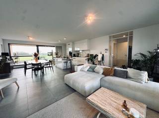 Luxe appartement met prachtig uitzicht gelegen op de eerste verdieping. U beschikt over twee ondergrondse staanplaatsen en u heeft toegang tot...