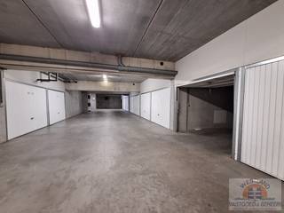 Garagebox met afmetingen 5,4m lang en 2,45m breed. De garage is gelegen in een mooi onderhouden, ruime ondergrondse garage. Er is verlichting...