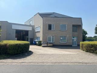 Bedrijfsgebouw bestaande uit magazijnruimte van +/- 790m² met kantoren verdeeld over 3 verdieping van in totaal 869m² te Aartselaar.- Magazijnruimte...