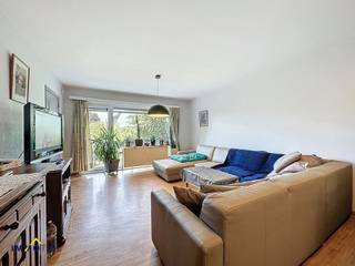 Dit charmant appartement bevindt zich op de 2de verdieping (lift aanwezig) en beschikt over een inkomhal met ingemaakte kast en een gastentoilet,...