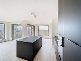 <p><span>Dit aangename appartement bevindt zich op de </span><span>5de verdieping</span><span> van een verzorgd gebouw met lift. Bij het binnenkomen kom je in een ruime inkomhal met een apart toilet en een moderne douchekamer, uitgerust met een dubbele lavabo. Het appartement beschikt over </span><span>twee volwaardige slaapkamers</span><span>.</span></p><p><span>Dankzij de </span><span>hoekligging</span><span> wordt de leefruimte omgeven door grote raampartijen, wat zorgt voor een overvloed aan natuurlijk licht en een open, aangenaam gevoel met een mooi uitzicht. De leefruimte sluit naadloos aan op de open keuken, die volledig is geïnstalleerd met moderne en energiezuinige toestellen, waaronder een efficiënte koel-vriescombinatie. Vanuit de leefruimte heb je directe toegang tot het </span><span>mooie terras</span><span>.</span></p><p><span>Het appartement wordt volledig geschilderd en voorzien van gordijnen &amp; verlichting. </span></p><p><span>Het appartement maakt deel uit van een </span><span>groene, bijna energieneutrale woonsite</span><span>, gelegen in een park met beschermd natuurgebied. Bovendien bevindt het zich op slechts </span><span>500 meter van het commerciële centrum van Wilrijk</span><span>. Antwerpen is vlot bereikbaar op tien minuten rijden, en ook de A12 en E19 richting Brussel liggen op slechts enkele minuten afstand. Er is een </span><span>fietsenstalling met oplaadpunten voor elektrische fietsen</span><span> voorzien.</span></p><p><span>Kosten:</span></p><ul><li><span>50,- euro  provisie voor verwarming</span></li><li><span>95,- euro vaste kosten (gebouwbeheer, onderhoud van de gemeenschappelijke delen, lift, elektriciteit van de gemeenschappelijke delen, enz.)</span></li></ul><p><span>Dit appartement is ideaal voor wie op zoek is naar modern wooncomfort in een groene en rustige omgeving, zonder in te boeten aan bereikbaarheid.</span></p><p><span>Interesse? Neem gerust contact op voor meer informatie of een bezichtiging.</span></p><p><span> </span></p><p><span> </span></p>