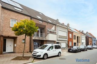 Deze verrassend ruime woning combineert comfort, functionaliteit en een uitstekende ligging op een boogscheut van het centrum van Erembodegem...