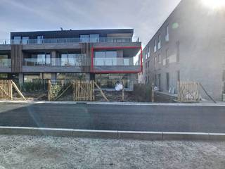 This new-build apartment for rent located in the village center of Wielsbeke, near the church, has 2 bedrooms. The apartment is easily accessible and located near a handful of shops such as: pharmacy, bakery, butcher, chip shop, hairdresser, school, nursery, ironing studio and renovated library. These are within walking distance.In addition to the mailboxes, parcel boxes in various sizes have also been integrated.LAYOUT:entrance hall - bedroom 1 - bedroom 2 - separate toilet - storage - bathroom - living room with open kitchen - terrace 1 parking spaceADVANTAGES:+ corner apartment+ located in a quiet village center+ several shops within walking distance+ high quality finish+ 1 pitch (€30/month)The quickest way to visit this property? Request your visit via the red button on our website (www.dewaele.com) and you will be contacted by our rental expert Nicolas. Appointments cannot be made by phone. For other questions, you can contact us by phone at 056 605 605.