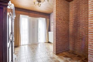 Dit verzorgde huis is verrassend ruim ingedeeld en erg praktisch aangezien men volledig gelijkvloers kan wonen. De woning werd gebouwd met degelijke materialen en is altijd perfect onderhouden geweest. De dubbele inpandige garage, extra bureelruimte en nog verder in te richten/ af te werken zolder bieden extra veel mogelijkheden.<br /><br />=> Ligging<br />De woning is gelegen op een goed bereikbare locatie, op enkele kilometers van zowel Maaseik-centrum als de Nederlandse grens richting Stramproy en Weert. Winkels, scholen en andere dagelijkse voorzieningen zijn vlot bereikbaar. Grote troef is dat dit perceel is ook via de achterliggende straat te bereiken is.<br /><br />=> Gelijkvloers<br />- Inkomhal met apart gastentoilet en vestiaireruimte<br />- Leefruimte met inbouwhaard en veel lichtinval door de vele raampartijen<br />- Eetkamer<br />- Verzorgde eiken keuken met veel werkruimte <br />- Naast de keuken is nog een bureelruimte<br />- Drie slaapkamers<br />- Betegelde badkamer voorzien van ligbad, douche en dubbele wastafel<br />- Betegelde wasplaats met ruim badkamermeubel<br />- Dubbel inpandige garage met automatische poorten<br />- Voldoende bergruimte in de garage<br /><br />=> Verdieping<br />- De zolder wordt momenteel gebruikt als opbergruimte. <br />- Kan naar eigen wens en behoefte nog verder afgewerkt en ingericht worden<br /><br />=> Kelder<br />- Deels onderkelderd en deels kruipkelder<br /><br />=> Tuin<br />- Via de Bomerstraat is er toegang tot de achterzijde van de woning<br />- Voldoende parking op eigen terrein<br />- Gezellig overdekt terrasje<br /><br />=> Indeling<br />-- Gelijkvloers: inkomhal met vestiaireruimte, gastentoilet, leefruimte met eetruimte, leefkeuken, bureel, drie slaapkamers, badkamer, wasplaats en dubbele inpandige garage;<br />-- Zolder;<br />-- Kelder: deels volle kelder (bergruimtes) en deels kruipkelder