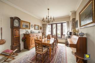 <p><span>Ruime gezinswoning met garage en tuin in de gegeerde Pulhofwijk</span></p><p><span>In de geliefde Pulhofwijk, meer bepaald in de Niellonstraat, bevindt zich deze ruime woning met een bewoonbare oppervlakte van 248 m² (cfr. EPC). Een pand boordevol mogelijkheden, waar ruimte, licht en ligging samenkomen - ideaal voor wie zijn eigen woonverhaal wil creëren op een toplocatie.</span></p><p><span> </span></p><p><span>Gelijkvloers</span></p><p><span>U wordt verwelkomd in een inkomhal met vestiairemogelijkheid en een apart gastentoilet. Van hieruit betreedt u de leefruimte van ca. 50 m², opgebouwd uit een gezellige zithoek, eetkamer en een aangename veranda. Dankzij deze indeling geniet u van een mooie connectie tussen binnen en buiten. De keuken bevindt zich eveneens op het gelijkvloers en kan volledig naar eigen smaak worden ingericht.</span></p><p><span> </span></p><p><span>Kelder</span></p><p><span>Een absolute troef is de zeer ruime garage, die tal van mogelijkheden biedt (werkruimte, opslag, hobbyruimte,...). Voor de garage ligt bovendien een ruime oprit waar makkelijk nog twee wagens kunnen parkeren. Achteraan is ook een aansluiting voorzien voor wasmachine en droogkast. Daarnaast is er nog een aparte kelderruimte.</span></p><p><span> </span></p><p><span>Tuin</span></p><p><span>Zowel via de veranda als via de garage bereikt u de zuidoost georiënteerde tuin van ca. 55 m² - een fijne plek om te genieten van de ochtend- en middagzon in alle rust.</span></p><p><span> </span></p><p><span>Eerste verdieping</span></p><p><span>Op de eerste verdieping bevinden zich vier slaapkamers (ca. 16 m², 14 m², 8 m² en 7 m²), ideaal voor gezinnen of wie nood heeft aan een bureau of hobbyruimte. De badkamer is uitgerust met een inloopdouche, lavabomeubel en een extra toilet.</span></p><p><span> </span></p><p><span>Zolderverdieping</span></p><p><span>Via een zoldertrap bereikt u de ruime zolderverdieping, een plek met bijzonder veel potentieel. Deze ruimte biedt tal van mogelijkheden voor wie extra kamers, een bureau of een hobbyruimte wil creëren  een mooie kans om deze woning verder naar eigen wensen vorm te geven. Het dak werd gerenoveerd in 2009 en de zoldervloer geïsoleerd in 2019.</span></p><p><span> </span></p><p><span>Extra troeven</span></p><p><span>- Gelegen in de gegeerde Pulhofwijk</span></p><p><span>- Zuidoost georiënteerde tuin (ca. 55 m²)</span></p><p><span>- Zeer ruime garage met tal van mogelijkheden + oprit</span></p><p><span>- 4 slaapkamers</span></p><p><span>- Zolder met uitbreidingsmogelijkheden</span></p><p><span> </span></p><p><span>Deze woning biedt een unieke combinatie van ruimte, ligging en potentieel. Een ideale kans voor wie op zoek is naar een warme gezinswoning die u volledig naar eigen smaak kan vormgeven, in één van de meest gegeerde buurten van Berchem. </span></p><p><span> </span></p><p><span>VISIT &amp; BUY</span><span>:</span><span> U bent van harte uitgenodigd op </span><span>woensdag 1 &amp; zaterdag 4 april </span><span>te Niellonstraat 28, 2600 Berchem. Onze deskundige makelaar staat klaar om al uw vragen te beantwoorden. Bevestig alvast uw aanwezigheid via deze link <span>https://www.coprimmo.com/nl/te-koop/28784/pulhof-ruime-woning-in-berchem</span></span><span>, via <span>info@coprimmo.be</span></span><span> of telefonisch: 03.449.49.77. Bij interesse kunt u na bezichtiging een </span><span>bod uitbrengen tot en met dinsdag 7 april - 15u00</span><span>.</span></p><p><span> </span></p>