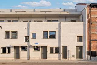 <p><span>In de vernieuwde stadswijk DijleDelta-Bottelarij, gelegen tussen het Klein Begijnhof en de bruisende Vaartkom, bieden wij u met trots deze multifunctionele woning aan. Dit nieuwbouwproject bevindt zich op wandelafstand van het historische centrum van Leuven en geniet van een goede bereikbaarheid met een vlotte verbinding naar belangrijkste invalswegen en werd in 2025 gerealiseerd door de gerenommeerde projectontwikkelaar Virix en ontworpen door Robbrecht & Daem architecten.</span></p><p><span> </span></p><p><span>Met een bewoonbare oppervlakte van maar liefst 302 m² biedt deze energiezuinige woning bijzonder veel ruimte en tal van mogelijkheden. Deze woning wordt afgewerkt aangeboden, exclusief schilderwerken en lichtarmaturen.</span></p><p><span> </span></p><p><span>Op het gelijkvloers bevindt zich een inkomhal met vestiaire en gastentoilet, een lichtrijke leefruimte met zicht op de gezellige stadstuin en een volledig geïnstalleerde keuken. De eerste verdieping omvat een nachthal, twee volwaardige slaapkamers, een badkamer, een apart toilet, een berging en een master bedroom met een en suite badkamer. </span></p><p><span> </span></p><p><span>De absolute meerwaarde van deze woning bevindt zich op de tweede en derde verdieping. Deze beschikken over drie bijkomende kamers/studentenkamers, een badkamer, een apart toilet, een keuken en een terras. Dankzij de aparte inkom is dit gedeelte uitermate geschikt voor de verhuur van studentenkamers, als zorgwoning of als uitbreiding van de gezinswoning. En dit steeds binnen de geldende regelgeving.</span></p><p><span> </span></p><p><span>Daarnaast beschikt de woning over een onderhoudsvriendelijke stadstuin met terras waar het heerlijk vertoeven is en een individuele kelder en bestaat de mogelijkheid om één of meerdere autostaanplaatsen bij aan te kopen.</span></p><p><span> </span></p><p><span>Kortom, deze energiezuinige, ruime en multifunctionele woning met stadstuin in het centrum van Leuven is zeker uw bezoek waard.</span></p><p><span> </span></p><p><span>Verkoop onder het btw-stelsel. Het verlaagde btw-tarief van 6% is mogelijk, mits voldaan wordt aan de geldende voorwaarden.</span></p><p><span> </span></p>