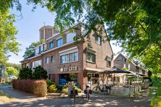 Interessante opbrengsteigendom, centraal gelegen in de gezellige wijk “De Leck”. Het pand omvat een commerciële ruimte op het gelijkvloers en twee ruime appartementen.<br /><br />Op het gelijkvloers bevindt zich het gekende café De Leck.<br /><br />De eerste verdieping omvat een aangenaam appartement met 2 slaapkamers en als absolute troef een prachtig zonneterras, ideaal om volop van de buitenruimte te genieten.<br /><br />Op de tweede verdieping bevindt zich een tweede appartement met 2 slaapkamers, eveneens momenteel verhuurd.<br /><br />Een interessante investering met drie afzonderlijke entiteiten, waarvan het café en het appartement op de tweede verdieping reeds verhuurd zijn.