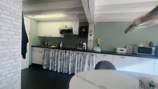 <p><span>Dit stijlvolle duplex-loft-appartement in Blankenberge combineert hedendaags comfort met een frisse kustsfeer. De benedenverdieping verwelkomt met een ruime, lichte living dankzij grote ramen en een open indeling. Een gezellige zithoek met comfortabele bank en fauteuils vormt het middelpunt, terwijl een compacte eethoek en een moderne, functionele keuken alle dagelijkse behoeften verzorgen. Via een warme houten trap met metalen leuning bereik je de mezzanine, die dienstdoet als tweede leefruimte of slaapkamer en zo extra privacy biedt. De slaapkamer biedt voldoende ruimte voor een tweepersoonsbed en royale opbergruimte. De badkamer is strak ingericht met een douche, wastafel en toilet en sluit naadloos aan op de moderne afwerking van het geheel. Het interieur is licht en fris, met lichte vloeren en smaakvolle accenten die een prettige, onderhoudsvriendelijke sfeer creëren. Een zonnig balkon biedt buitenruimte om te ontspannen en te genieten van het buitengevoel. Er is geen garage aanwezig, maar het appartement biedt een compacte en praktische setup die zich uitstekend leent als pied-à-terre, starterswoning of belegging. Gelegen in Blankenberge met gemakkelijke toegang tot winkels, horecazaken en de kustlijn, biedt dit appartement volop comfort, stijl en een aantrekkelijke levenskwaliteit.</span></p><p><span>Meer info Bel/050341.55.50</span></p>