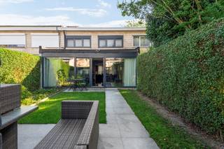 Deze woning is zeer <em><strong>centraal</strong></em> gelegen en bevindt zich op wandelafstand van alle winkels, scholen en het openbaar vervoer, zowel de bus- als tramhaltes. De Ring van Antwerpen en de Singel liggen op slechts enkele minuten rijden, ideaal voor woon-werkverkeer.  Er is enkel plaatselijk verkeer in de straat, wat tevens een <em><strong>rustige &amp;</strong></em> <em><strong>aangename woonomgeving</strong></em> biedt.  Er is parkeergelegenheid in de straat. <br /><br />Dit eigendom werd steeds goed onderhouden en is <strong><em>instapklaar</em></strong>!  De keuring van de elektriciteit is volledig <em><strong>conform</strong></em>.  Het EPC heeft een zeer goede score: <em><strong>Label C.</strong></em>  Het dak is vernieuwd &amp; geïsoleerd en een nieuwe CV op aardgas is aanwezig sinds 2020.   De indeling is als volgende:  <br /><br />-1: een kelder, verdeeld in een wasplaats, voorraadkelder en kruipruimte<br />GLVL: een inkomhall, een apart toilet, een zeer ruime woonkamer en een volledig modern ingerichte keuken<br />1eV: een nachthall, 3 slaapkamers en een nieuw ingerichte badkamer met toilet<br />2eV: een geïsoleerde zolderruimte met uittrekbare zoldertrap<br />De tuin is aangelegd met een berging, terras en een praktische uitweg achteraan.  <br /><br />Heeft u interesse in deze woning?  Contacteer ons via 03 459 99 99 of info@leximmo.be voor een bezichtiging ter plaatse!