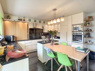 <strong>Bezoek en meer info graag per mail ! ==> peter@immoseed.be</strong><br /><br />Royale villa in rustige, groene omgeving nabij Ettelgem<br />Deze ruime, vrijstaande villa uit 1991 combineert comfort, ruimte en een rustige ligging. De woning bevindt zich nabij het natuurdomein De Hoge Dijken en op korte afstand van het centrum van Ettelgem.<br /><br />Bij binnenkomst wordt u verwelkomd in een ruime inkomhal met een afzonderlijk toilet. De lichtrijke woonkamer beschikt over een gezellige houtkachel en sluit naadloos aan op de volledig uitgeruste keuken. Vanuit de keuken heeft u rechtstreeks toegang tot de veranda, waar u heerlijk kunt genieten van het zicht op de prachtig aangelegde en volledig omheinde tuin.<br /><br />Op het gelijkvloers bevindt zich daarnaast een ruime slaapkamer met praktische maatwerkkasten, een badkamer en een inpandige garage.<br /><br />De eerste verdieping omvat drie volwaardige slaapkamers. Eén van de slaapkamers is uitgerust met een systeem voor zowel koeling als verwarming. De ruime overloop biedt bovendien de mogelijkheid om ingericht te worden als bureauruimte, hobbyruimte of extra werkplek.<br /><br />Deze instapklare villa biedt dankzij haar royale indeling en aangename tuin tal van mogelijkheden en is onmiddellijk beschikbaar.<br /><br /><strong>Praktische informatie</strong><br />
<ul>
<li>Huurprijs: € 1.280 per maand</li>
<li><strong>Bezoek op aanvraag ==> peter@immoseed.be</strong></li>
<li>Centrale verwarming op aardgas op het gelijkvloers</li>
<li>Verwarming op elektriciteit op de eerste verdieping</li>
<li>Regenwater aanwezig</li>
<li>Instapklaar</li>
<li>Beschikbaar vanaf 01/12/2026</li>
<li>EPC: label B</li>
</ul>