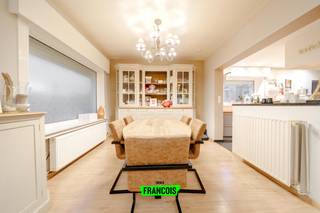 Op een centrale locatie in Leke bevindt zich deze verzorgde en instapklare halfopen bebouwing met drie slaapkamers en een praktisch bijgebouw...