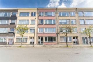 <p>🌿🌿 <strong>Lichtrijk appartement in een aangename buurt</strong><br />Dit appartement op de tweede verdieping van een kleinschalig gebouw combineert licht, comfort en een praktische indeling. Dankzij de kleine mede-eigendom zijn er <strong>geen syndicuskosten</strong> en <strong>zeer lage maandelijkse lasten</strong>.</p><p>🏡 <strong>Indeling & wooncomfort</strong><br />Via de inkomhal komt u in de ruime leefruimte met grote raampartijen en zicht op groen en parking. Aansluitend is de keuken met toegang tot het terras. Aan de andere kant is een extra ruimte, ideaal als bureau of hobbykamer. Het appartement beschikt over een grote slaapkamer met daarachter een kinderkamer, een badkamer en een apart toilet. Overal ligt een prachtige donkere parketvloer. Keuken en badkamer hebben onderhoudsvriendelijke donkere tegels.</p><p>🌳 <strong>Omgeving</strong><br />Rustige Meetjeslandwijk, op wandelafstand van verschillende supermarkten (Lidl, Aldi, Albert Heijn & Carrefour), scholen en openbaar vervoer. Genoeg parkeerplaatsen voor de deur, parking gegarandeerd!</p><p>🚗 <strong>Bereikbaarheid</strong><br />Op minder dan 10 min van de Antwerpse Ring en Antwerpen Zuid. </p><p>📩 <strong>Interesse?</strong><br />Wenst u meer informatie of had u graag een bezichtiging gewenst? Info@markasa.be<span></span> of 03/827.72.92</p>
