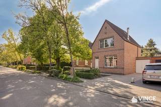 Ben je op zoek naar een gezellige woning met een warme uitstraling én een uitstekende ligging? Deze charmante gezinswoning bevindt zich in een...