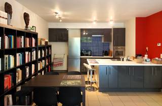 In residentie Cypres bevindt zich dit verzorgde 2-slaapkamerappartement op de tweede verdieping, rustig gelegen aan de achterzijde van het gebouw. Met een bewoonbare oppervlakte van 71 m², een praktische indeling en een rustige, groene ligging biedt dit appartement een aangename woonomgeving op een uitstekende locatie.<br /><br />Via de inkomhal komt u in de leefruimte met open keuken. Aansluitend bevindt zich een gezellig terras waar u kunt genieten van een mooi uitzicht op het omliggende groen. Verder beschikt het appartement over twee volwaardige slaapkamers, een badkamer met ligbad en een apart toilet.<br /><br />De ligging is een absolute troef. U woont hier in een rustige buurt, op wandelafstand van het Provinciaal domein, met een vlotte verbinding naar de autosnelweg en op fietsafstand van het centrum en station van Leuven. <br /><br />Bij het appartement hoort een ondergrondse autostaanplaats, die inbegrepen is in de vraagprijs. Met een EPC-label B (106 kWh/m²/jaar) is het appartement bovendien energiezuinig. In december 2021 werd een nieuwe condenserende gasketel geplaatst (voor verwarming en de productie van warm water). De elektrische keuring is conform en het asbestattest vermeldt dat er geen asbest aanwezig is. EPC, asbestattest, elektrische keuring en bodemattest kunnen worden geraadpleegd via volgende link: https://smallpdf.com/nl/file#s=f03e1d6a-83d3-433c-8fd0-1010fa6a1e5b<br /><br />Het appartement is momenteel verhuurd sinds 15 december 2018, samen met de autostaanplaats, aan een maandelijkse huurprijs van € 1.037. De maandelijkse syndicuskosten bedragen € 114.<br />Bezichtiging enkel mogelijk na afspraak.<br /><br />Immokantoors worden uitdrukkelijk verzocht geen contact op te nemen.<br />
