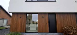 REEDS 1 VERKOCHT! Oplevering december 2025<br /><br />Exclusieve Halfopen Bebouwing: Rust, Luxe &amp; Buitenleven<br /><br />Gelegen in een rustige, residentiële buurt, omgeven door groen en toch op korte afstand van het centrum, vindt u deze hedendaagse, ruime halfopen bebouwing.<br /><br />Doordachte Indeling en Lichtrijke Leefruimtes<br /><br />Gelijkvloers:<br />U wordt verwelkomd in een nette inkomhal met gastentoilet. De leefruimte is het hart van de woning, badend in het licht dankzij grote raampartijen die het open karakter versterken en een naadloze overgang naar de tuin creëren.<br /><br />De strakke, hedendaagse keuken met eiland en composiet werkblad zijn een droom voor elke chef. Hier stelen volgende, kwalitatieve apparaten de show: een vaatwasser, koelkast, microgolfoven met grill en een inductie kookplaat met geïntegreerde afzuiging.<br /><br />Voor extra praktisch gemak zijn er direct op het gelijkvloers een berging naast de keuken én een wasplaats.<br /><br />Comfort en Luxe op de Verdieping<br /><br />De woning beschikt over 4 ruime slaapkamers,<br /><br />Grote Badkamer: Een oase van rust met een prachtig afgerond Acrylbad, een dubbel lavabomeubel, inloopdouche . Vanuit deze badkamer is er een directe toegang tot een wasluik dat rechtstreeks uitkomt in de wasplaats beneden!<br /><br />Douchekamer; Voorzien van een douche én een wastafel,<br /><br />Een keurige voortuin, prachtig aangelegd terras met tuin achteraan, ideaal voor ontspanning!<br /><br />Deze woning combineert een doordachte, praktische indeling met hoogwaardige, trendy afwerking en uitstekende ligging!<br /><br />De linkse woning is nog beschikbaar