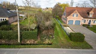 Bouwgrond te koop (512 m²) voor halfopen bebouwing (HOB) in een aangename, residentiële buurt. De locatie biedt een uitstekende bereikbaarheid...