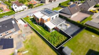 <span><span>Villa Zeebries is een <strong>moderne en uiterst kwalitatieve nieuwbouwwoning</strong> net buiten het centrum van <strong>Lombardsijde</strong> (Middelkerke). Deze ruime halfopen bebouwing is gelegen langs de Nieuwpoortlaan, met een zeer vlotte verbinding naar Middelkerke en Nieuwpoort. Dankzij deze fantastische ligging, <strong>dicht bij de kust</strong>, is Villa Zeebries een echte parel op de vastgoedmarkt. <br />De woning krijgt een <strong>stijlvolle en moderne uitstraling met afwerking in crepi en arduin</strong>. Standaard worden ook <strong>zonnepanelen</strong> voorzien met een totaalvermogen van 3700 Wp en er is een ventilatiesysteem type C+. Verder is het eigendom ook uitgerust met een regenwaterput van 10.000 liter.<br />Dit nieuwbouwproject wordt gerealiseerd door <strong>Demuynck Bouw</strong>. Met meer dan 30 jaar ervaring is deze betrouwbare aannemer een gevestigde waarde op de nieuwbouwmarkt. Demuynck staat garant voor hun persoonlijke aanpak, hoogwaardige kwaliteit en de beste prijs-kwaliteitverhouding.<br /><br /><u><strong>Indeling:</strong></u><br />Het eigendom ligt op een perceel van 367 m<sup>2</sup> en heeft een <strong>bewoonbare oppervlakte van 161,70 m<sup>2</sup></strong>. De woning is toegankelijk langs de zijkant. Via de inkomhal heeft u toegang tot een apart gastentoilet, de woonkamer en een <strong>polyvalente bureauruimte</strong>. De bureaukamer geeft doorgang naar een ruime <strong>inpandige garage met sectionaalpoort</strong>. Op het gelijkvloers zorgt de woonkamer met open keuken voor een uniek open en ruimtelijk gevoel. Dankzij de grote raampartijen geniet u van heel <strong>veel natuurlijke lichtinval</strong>.<br />Op de bovenverdieping tellen we <strong>3 ruime slaapkamers</strong>. Vervolgens vinden we hier ook een apart toilet en badkamer. Momenteel heeft u nog heel wat mogelijkheden voor de afwerking van keuken en badkamer. <strong>Contacteer ons</strong> voor een gedetailleerd lastenboek met budgetten e.d. .<br />Ten slotte beschikt het eigendom buiten over een<strong> tuin </strong>met mogelijkheid tot het plaatsen van een <strong>terras en oprit</strong>.<br /><br /><u><strong>Wat maakt Villa Zeebries uniek?</strong></u></span></span>
<ul>
<li><span><span><strong>Toplocatie</strong>: tussen grote kustgemeentes Middelkerke en Nieuwpoort;</span></span></li>
<li><span><span>dicht bij de haven en zee;</span></span></li>
<li><span><span>ruime halfopen nieuwbouwwoning (161,70 m<sup>2</sup> bew. opp.) met tuin aan de kust: <strong>UNIEK OP DE VASTGOEDMARKT</strong>;</span></span></li>
<li><span><span><strong>stijlvolle & strakke afwerking</strong> in crepi en arduin;</span></span></li>
<li><span><span>3 zeer ruime slaapkamers;</span></span></li>
<li><span><span>gelijkvloerse <strong>polyvalente ruimte</strong>;</span></span></li>
<li><span><span>veel natuurlijke lichtinval;</span></span></li>
<li><span><span><strong>veel parkeergelegenheid</strong> (ruime inpandige garage + oprit);</span></span></li>
<li><span><span>energiezuinige technieken (<strong>zonnepanelen</strong>).</span></span></li>
</ul>
<span><span>Bent u op zoek naar een <strong>halfopen woning aan de kust</strong> met veel ruimte voor u en uw gezin? Grijp deze opportuniteit en contacteer ons op <strong>051 501 151</strong> of via <strong>diksmuide@diksimmo.be</strong> .</span></span>