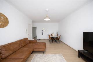 <p><span><strong>Instapklaar en Gerenoveerd Appartement met 2 Slaapkamers nabij het Centrum van Antwerpen</strong></span></p><p> </p><p><span>In een verzorgd, kleinschalig gebouw met slechts drie wooneenheden, vind je dit lichtrijk en instapklaar appartement op de tweede verdieping. De woning werd grondig gerenoveerd en is ideaal voor wie op zoek is naar een investering of een eerste woning zonder renovatiezorgen.</span></p><p><span>Je komt binnen in de gezellige leefruimte met laminaatvloer, die aansluit op de volledig geïnstalleerde keuken. Verder zijn er twee comfortabele slaapkamers en een moderne badkamer met inloopdouche en toilet.</span></p><p><br /><span>Het appartement bevindt zich op een toplocatie vlakbij het centrum van Antwerpen. Openbaar vervoer is bijzonder vlot: de tramhalte ligt pal voor de deur. Ook winkels, scholen en invalswegen zijn in de onmiddellijke omgeving aanwezig, wat het zowel voor eigen bewoning als verhuur erg interessant maakt.</span></p><p> </p><p><span><strong>TROEVEN</strong></span></p><p><span>+ Kleinschalig en rustig gebouw</span></p><p><span>+ Instapklaar en volledig gerenoveerd</span></p><p><span>+ 2 volwaardige slaapkamers</span></p><p><span>+ Geïnstalleerde keuken en moderne badkamer</span></p><p><span>+ Tramhalte voor de deur</span></p><p><span>+ Interessant als opbrengsteigendom</span></p>
