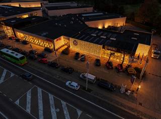 Recente industriële bouw gelegen aan de Tiensesteenweg 240 te Sint-Truiden.<br />Ideaal voor zowel logistiek als productie met aansluitend voldoende kantoren, sociale ruimtes, en parkeerplaatsen.<br />Het gebouw beschikt over drie huisnummers (en aparte nutsvoorzieningen) waardoor dit gebouw kan aangepast worden aan de noden van uw onderneming.<br /><br />- Gelijkvloers toonzaal 482m² (hoogte 4m40)<br />- Gelijkvloers atelier 1 466m² (hoogte 6m20) inclusief portaalkraan<br />- Gelijkvloers atelier 2 448m² (hoogte 6m20) inclusief portaalkraan<br />- Polyvalente ruimte 1 135m²<br />- Polyvalente ruimte 2 65m²<br />- Kantoorruimte (totaal) 270m²<br /><br />Deze site is uitstekend bereikbaar.<br /><br />Beschikbaar augustus 2026. <br />Pand beschikt over circa.1 178m² magazijn + 850m² kantoren en showroom.<br />Het pand is toegankelijk via poorten en laad- loskade, 62 zonnepanelen aanwezig.