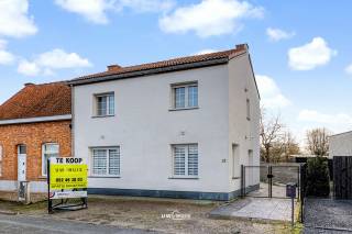 Instapklare halfopen bebouwing met ruime tuin, garage en veel bergruimteDeze volledig en grondig gerenoveerde halfopen bebouwing is gelegen in een...