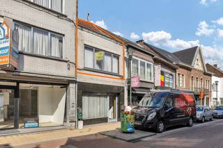 Gelegen in het centrum van Liedekerke, op wandelafstand van winkels, station en bushalte biedt Topo - Immo u dit te renoveren appartement aan,...