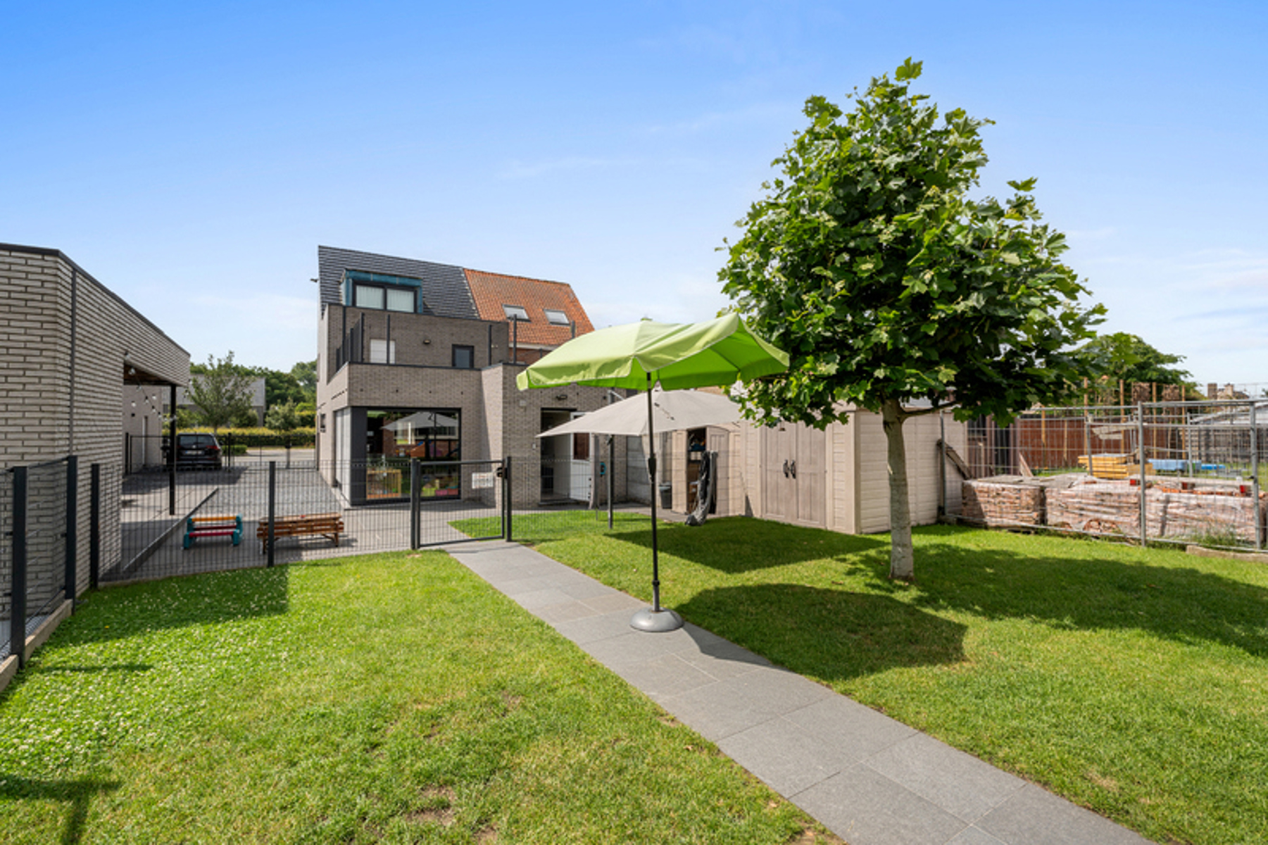Gezinswoning met tuin en en vlotte parkeermogelijkheden - foto 4