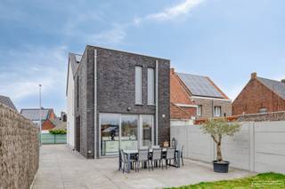 In een rustige straat, met een vlotte verbinding naar Waregem centrum, Vichte én de oprit van de E17 (zowel Deerlijk als Waregem), vind je...