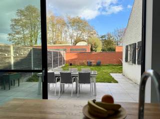 Bezoek? Maak je afspraak op https://www.brugsesteenweg152.be/reserveer-bezoekmoment/Halfopen woning met veel lichtinval en een praktische indeling.De...