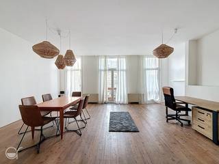 OPGELET: om dit pand te huren of bezichtigen vragen wij steeds eerst een virtueel bezoek te brengen aan het pand. Ga hiervoor naar www.rosseel.be en vul de referentie XK603 in in het veld ‘zoek’ bovenaan rechts. Kies dan ‘360°’. De website helpt je nu verder voor de volgende stappen.<br /><br />Dit ruim en zeer lichtrijk appartement is heel makkelijk te bereiken en ligt vlakbij het Sint-Pietersstation. Een prachtige leefruimte met authentieke houten planken vloer grenst aan een open keuken. De keuken bevat een elektrische kookplaat en dubbel wasbekken. In de ruime slaapkamer is er een ingebouwde kast met legplanken. De gerenoveerde badkamer telt 1 douche, 1 lavabo en 1 toilet. Er zijn geen gemeenschappelijke kosten en er is geen lift aanwezig. Dit appartement is beschikbaar vanaf 01/04/2026.