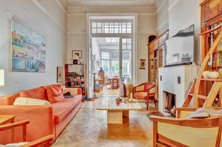 <p>Te renoveren herenhuis uit 1881, op een steenworp van het Leopoldpark, het Europees Parlement en het Museum voor Natuurwetenschappen: dit elegante herenhuis uit ontwikkelt ±380 m² over zes verdiepingen en een kelder, op een perceel van ±300 m².</p>
<p>Achter de mooie, typisch Brusselse rodebaksteengevel heeft het huis heel wat charme van weleer bewaard: royale plafondhoogtes, sierlijsten, originele parketvloeren, marmeren schouwen, erker en glaspartijen. Mooie volumes, en het geheel opent zich aan de achterzijde op een groene en intieme stadstuin.</p>
<p>De huidige indeling telt vier appartementen met één slaapkamer, elk met een eigen badkamer met wc en een eigen keuken, alsook een kelder die volledig als bergruimte dient. Een modulaire opzet die alle vrijheid laat om de ruimtes opnieuw in te delen. Recente condensatieketel (2025).</p>
<p>Ideaal voor een groot familieproject, een opbrengsteigendom of een verhuurinvestering, op enkele minuten van de Europese instellingen, het openbaar vervoer en de groene ruimtes.</p>
<p>Snel te bezichtigen.</p>