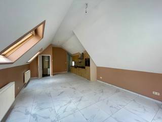 <p><span>WENS JE GRAAG EEN BEZOEK?</span><span>: gelieve digitaal een bezoek aan te vragen. </span></p><p><span> </span></p><p><span>Deze woning is gelegen in het centrum van Mechelen. Het openbaar vervoer, winkels en scholen op fiets- en wandelafstand.</span></p><p><span> </span></p><p><span>INDELING</span></p><p><span>Gelijkvloers: gemeenschappelijke inkomhal met trap naar boven. Eerste verdieping: woonkamer met aangrenzend terras, berging, badkamer, 3 slaapkamers. Tweede verdieping: ruime slaapkamer.</span></p><p><span> </span></p><p><span>EPC</span><span>: label C.</span></p><p><span> </span></p><p><span>MAANDELIJKSE HUUPRIJS</span><span>: 1250 euro.</span></p><p><span> </span></p><p><span>BESCHIKBAARHEID</span><span>: 1/8/2026.</span></p><p><span> </span></p>